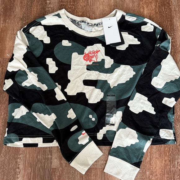 The Nike Tennis Tee - Picture 3 of 3